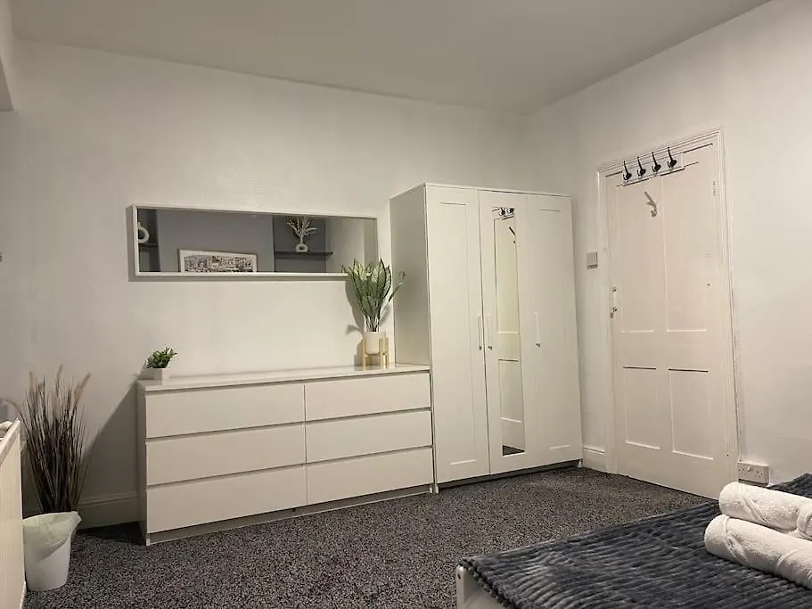 Spacious 5 Bedroom House - 2 Bath - City Centre - Free Parking Cardiff