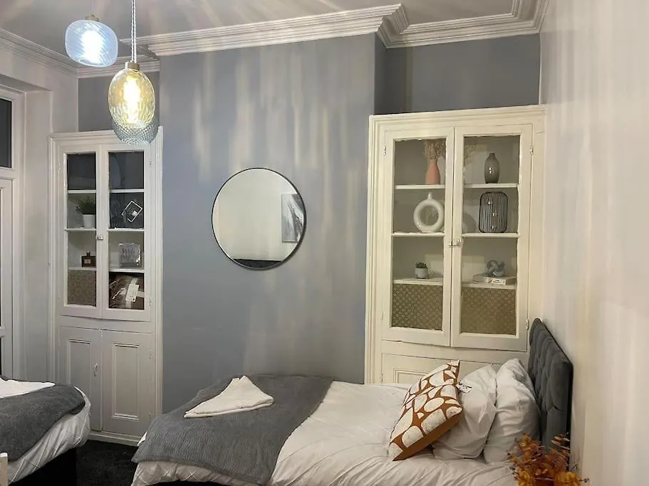 Spacious 5 Bedroom House - 2 Bath - City Centre - Free Parking Cardiff 0*,