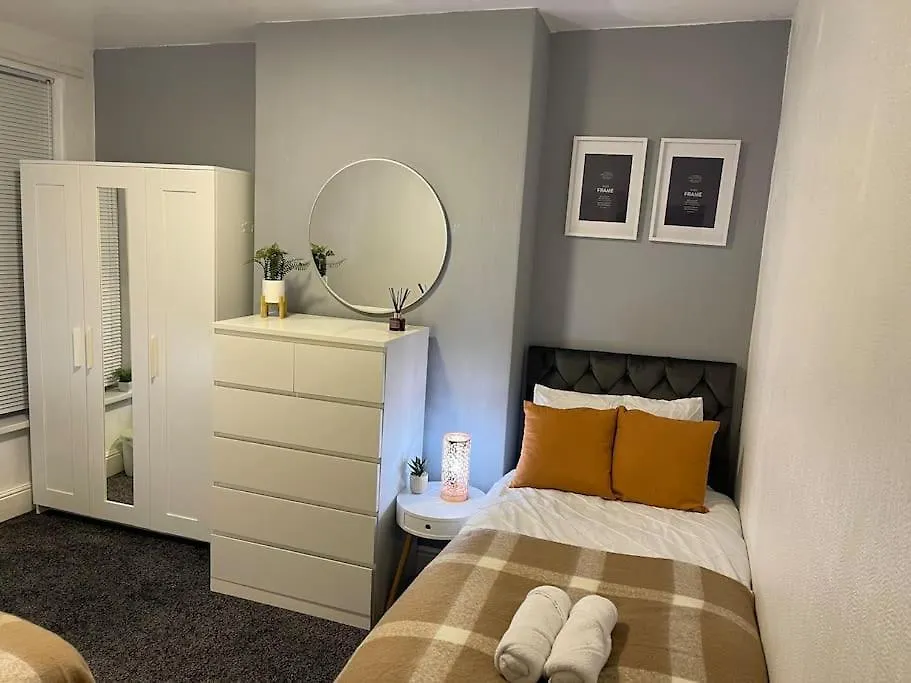 Spacious 5 Bedroom House - 2 Bath - City Centre - Free Parking Cardiff United Kingdom