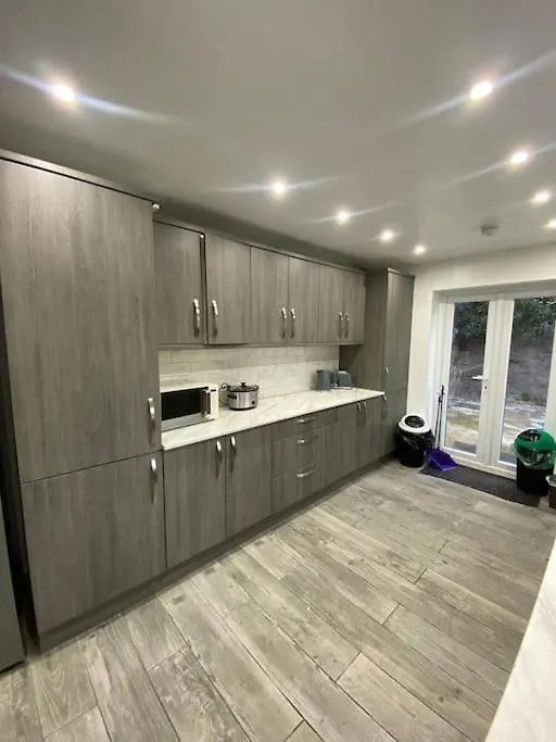 Spacious 5 Bedroom House - 2 Bath - City Centre - Free Parking Cardiff Holiday home