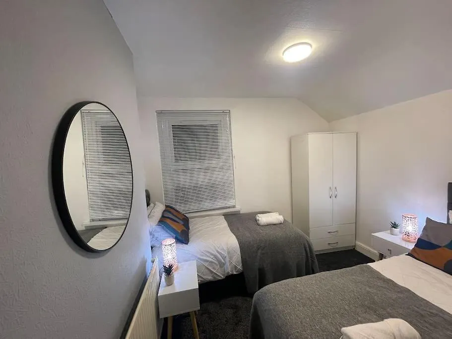 Spacious 5 Bedroom House - 2 Bath - City Centre - Free Parking Cardiff