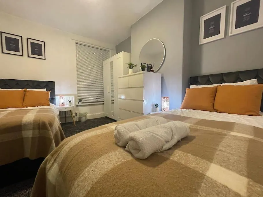 Spacious 5 Bedroom House - 2 Bath - City Centre - Free Parking Cardiff 0*,