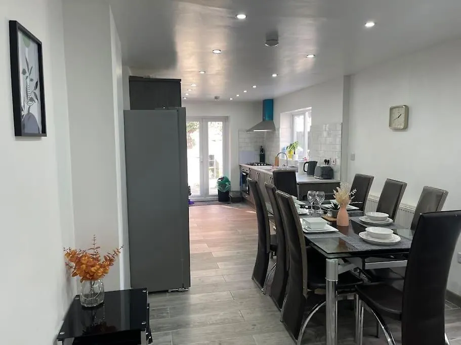 Holiday home Spacious 5 Bedroom House - 2 Bath - City Centre - Free Parking Cardiff United Kingdom