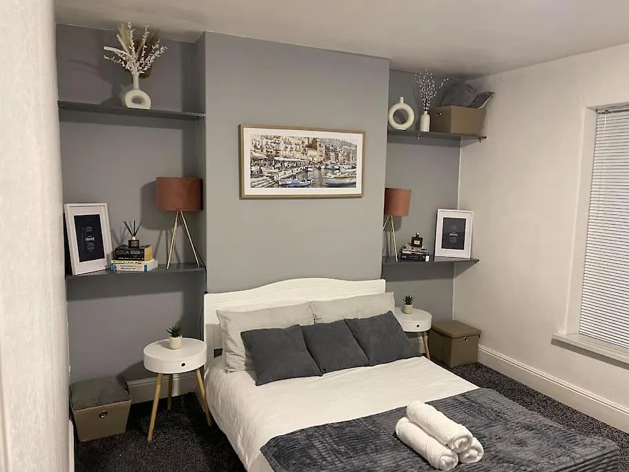 Spacious 5 Bedroom House - 2 Bath - City Centre - Free Parking Cardiff 0*,  United Kingdom