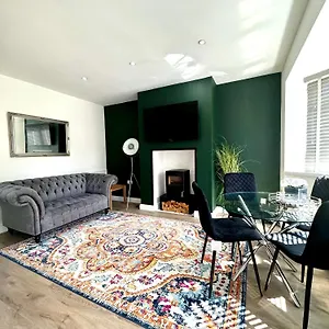 Sophisticated With Beautiful & Large Garden Holiday home