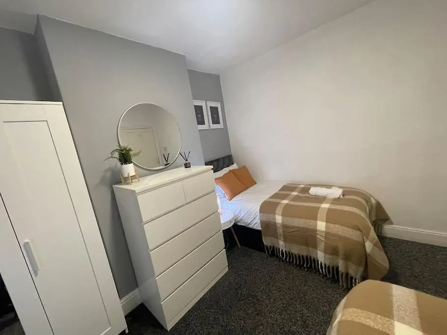 Spacious 5 Bedroom House - 2 Bath - City Centre - Free Parking Cardiff 0*,
