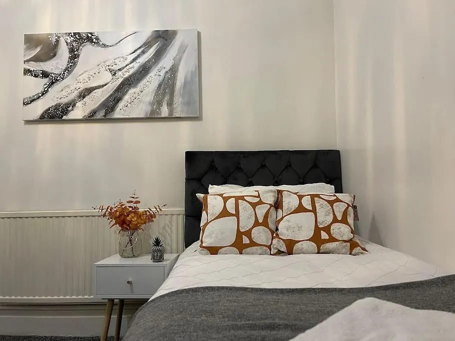 Spacious 5 Bedroom House - 2 Bath - City Centre - Free Parking Cardiff