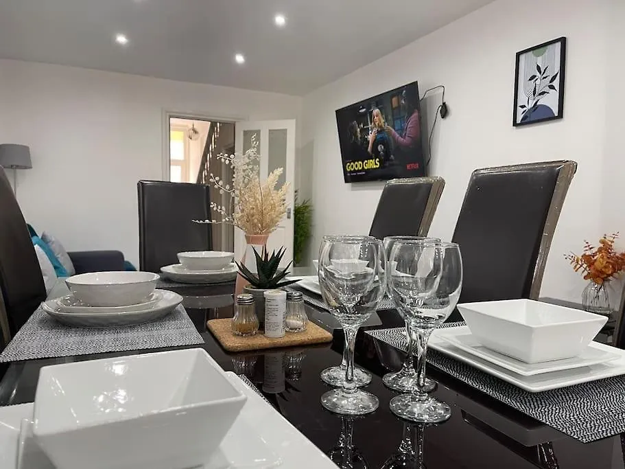 Spacious 5 Bedroom House - 2 Bath - City Centre - Free Parking Cardiff Holiday home