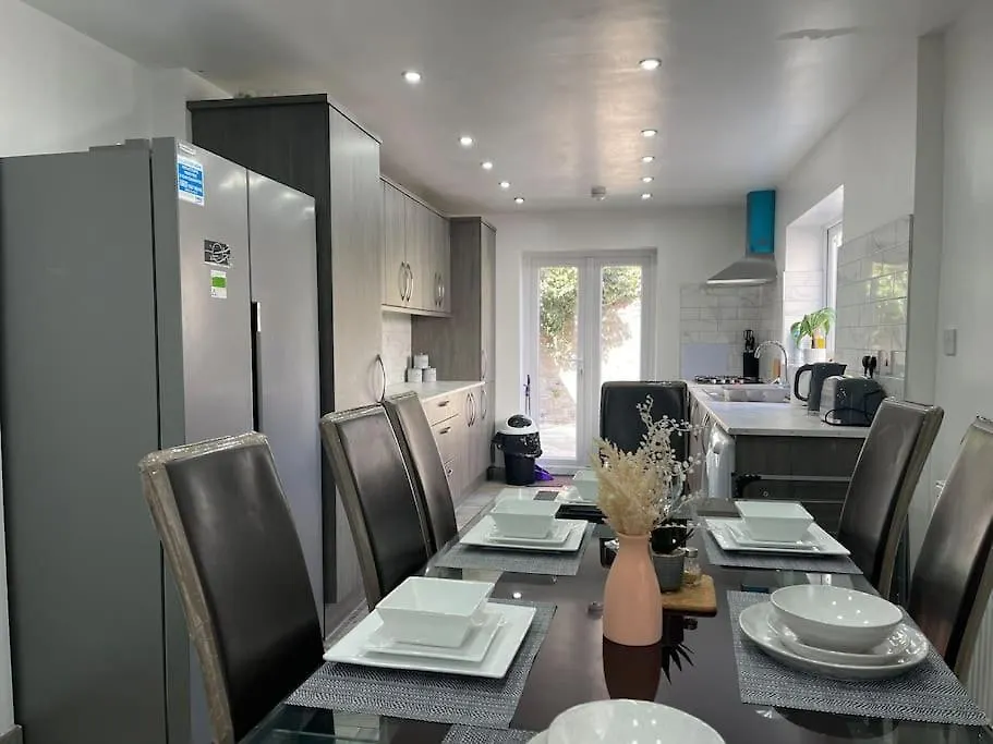 Spacious 5 Bedroom House - 2 Bath - City Centre - Free Parking Cardiff 0*,  United Kingdom