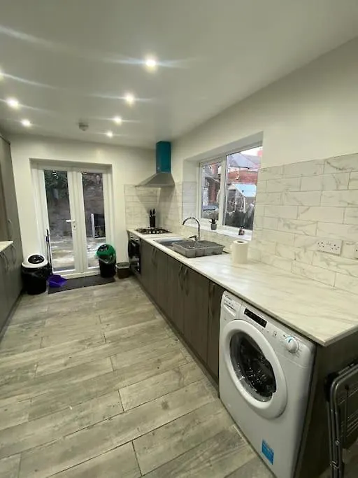 Holiday home Spacious 5 Bedroom House - 2 Bath - City Centre - Free Parking Cardiff