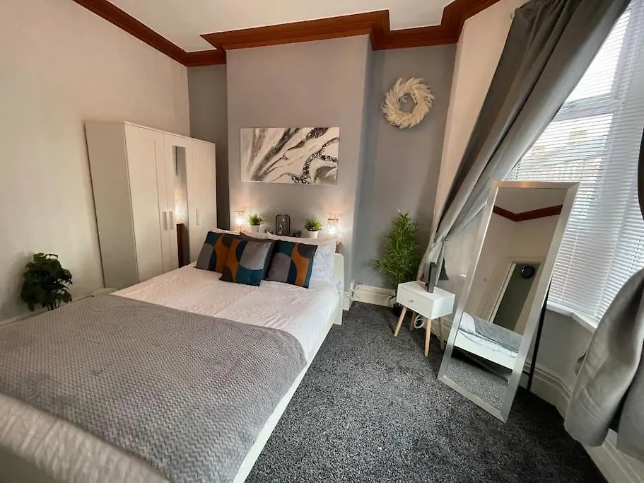 Holiday home Spacious 5 Bedroom House - 2 Bath - City Centre - Free Parking Cardiff