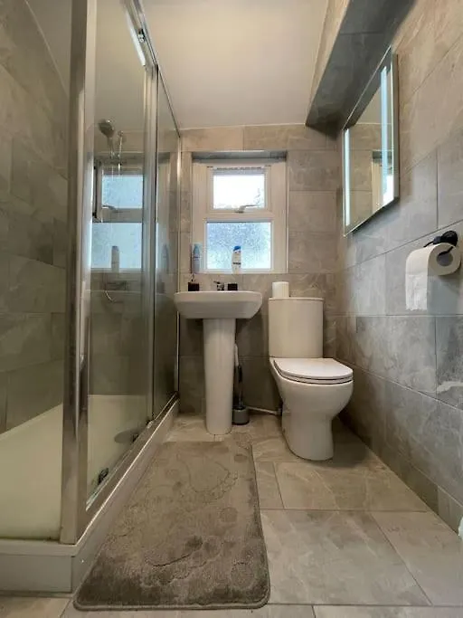 Spacious 5 Bedroom House - 2 Bath - City Centre - Free Parking Cardiff