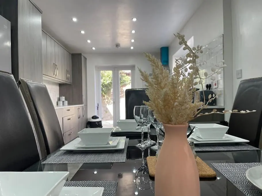 Сasa de vacaciones Spacious 5 Bedroom House - 2 Bath - City Centre - Free Parking Cardiff